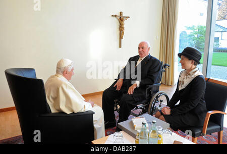 Papst Benedikt XVI. (L) trifft den ehemaligen Kanzler von Deutschland, Helmut Kohl (C) und seine Ehefrau Maike Richter-Kohl in Freiburg, Deutschland, 24. September 2011. Der Leiter der römisch-katholischen Kirche besucht Deutschland vom 22-25 September 2011.  Foto: Guido Bergmann Dpa/Lsw +++(c) Dpa - Bildfunk +++ Stockfoto