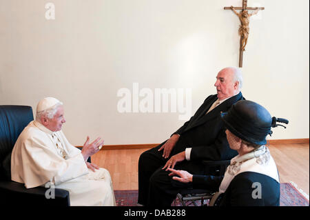 Papst Benedikt XVI. (L) trifft den ehemaligen Kanzler von Deutschland, Helmut Kohl (C) und seine Ehefrau Maike Richter-Kohl in Freiburg, Deutschland, 24. September 2011. Der Leiter der römisch-katholischen Kirche besucht Deutschland vom 22-25 September 2011.  Foto: Guido Bergmann Dpa/Lsw +++(c) Dpa - Bildfunk +++ Stockfoto