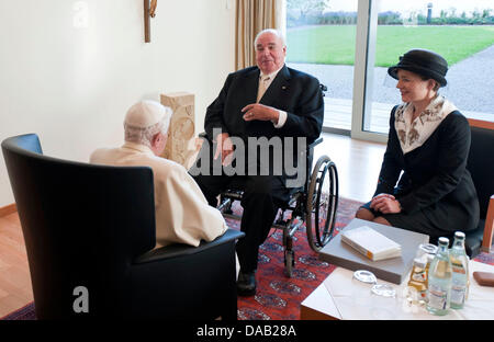 Papst Benedikt XVI. (L) trifft den ehemaligen Kanzler von Deutschland, Helmut Kohl (C) und seine Ehefrau Maike Richter-Kohl in Freiburg, Deutschland, 24. September 2011. Der Leiter der römisch-katholischen Kirche besucht Deutschland vom 22-25 September 2011.  Foto: Guido Bergmann Dpa/Lsw +++(c) Dpa - Bildfunk +++ Stockfoto