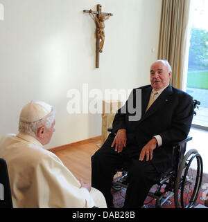 Papst Benedikt XVI. (L) trifft der ehemalige Bundeskanzler Helmut Kohl in Freiburg im Breisgau, Deutschland 24. September 2011. Der Leiter der römisch-katholischen Kirche besucht Deutschland vom 22-25 September 2011.  Foto: Wolfgang Radtke Dpa/Lsw +++(c) Dpa - Bildfunk +++ Stockfoto