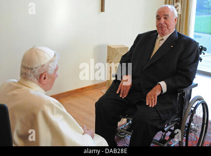 Papst Benedikt XVI. (L) trifft der ehemalige Bundeskanzler Helmut Kohl in Freiburg im Breisgau, Deutschland 24. September 2011. Der Leiter der römisch-katholischen Kirche besucht Deutschland vom 22-25 September 2011.  Foto: Wolfgang Radtke Dpa/Lsw +++(c) Dpa - Bildfunk +++ Stockfoto