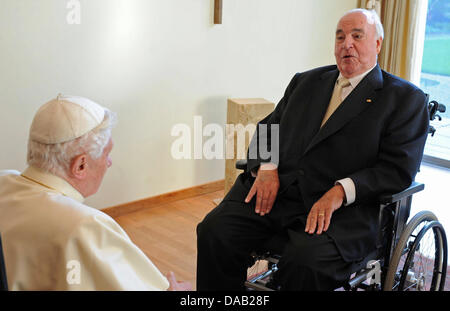 Papst Benedikt XVI. (L) trifft der ehemalige Bundeskanzler Helmut Kohl in Freiburg im Breisgau, Deutschland 24. September 2011. Der Leiter der römisch-katholischen Kirche besucht Deutschland vom 22-25 September 2011.  Foto: Wolfgang Radtke Dpa/Lsw +++(c) Dpa - Bildfunk +++ Stockfoto