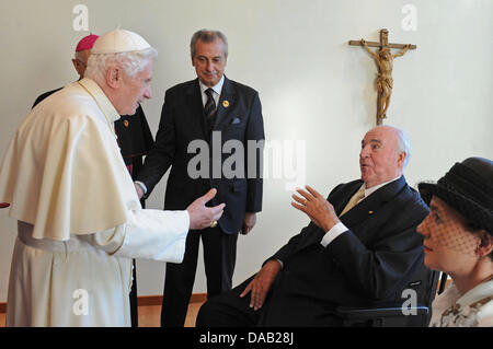 Papst Benedikt XVI. (L) trifft den ehemaligen Kanzler von Deutschland, Helmut Kohl (2.R.) und seine Frau Maike Richter-Kohl (R) in Freiburg, Deutschland, 24. September 2011. Der Leiter der römisch-katholischen Kirche besucht Deutschland vom 22-25 September 2011.  Foto: Wolfgang Radtke Dpa/Lsw +++(c) Dpa - Bildfunk +++ Stockfoto