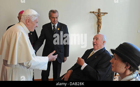 Papst Benedikt XVI. (L) trifft den ehemaligen Kanzler von Deutschland, Helmut Kohl (2.R.) und seine Frau Maike Richter-Kohl (R) in Freiburg, Deutschland, 24. September 2011. Der Leiter der römisch-katholischen Kirche besucht Deutschland vom 22-25 September 2011.  Foto: Wolfgang Radtke Dpa/Lsw +++(c) Dpa - Bildfunk +++ Stockfoto