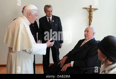 Papst Benedikt XVI. (L) trifft den ehemaligen Kanzler von Deutschland, Helmut Kohl (2.R.) und seine Frau Maike Richter-Kohl (R) in Freiburg, Deutschland, 24. September 2011. Der Leiter der römisch-katholischen Kirche besucht Deutschland vom 22-25 September 2011.  Foto: Wolfgang Radtke Dpa/Lsw +++(c) Dpa - Bildfunk +++ Stockfoto