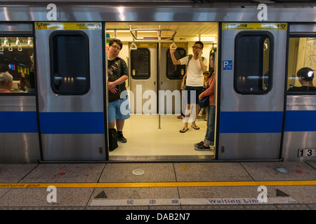 MRT U-Bahn-Zug am Bahnsteig in Chiang Kai-Shek Memorial Hall Station Stockfoto