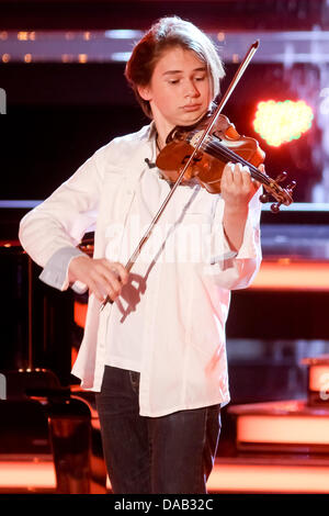 Junge deutsche Geiger Elin Kolev während der live-Übertragung der deutschen TV-Show "Willkommen Bei Carmen Nebel führt" (Willkommen bei Carmen Nebel) in der Getec-Arena in Magdeburg, Deutschland, 24. September 2011.     Foto: Andreas Lander Stockfoto