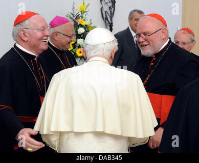 Papst Benedikt XVI. wird für das Mittagessen von Kardinal Friedrich Wetter (L) und der Bogen Bischof von München und Freising, Cardinal Reinhard Marx (R), in das Priesterseminar in Freiburg, Deutschland, 25. September 2011 begrüßt. Der Papst Visitted Deutschland vom 22. bis 25. September 2011. Foto: WOLFGANG RADTKE Stockfoto