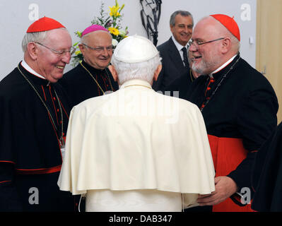 Papst Benedikt XVI. wird für das Mittagessen von Kardinal Friedrich Wetter (L) und der Bogen Bischof von München und Freising, Cardinal Reinhard Marx (R), in das Priesterseminar in Freiburg, Deutschland, 25. September 2011 begrüßt. Der Papst Visitted Deutschland vom 22. bis 25. September 2011. Foto: WOLFGANG RADTKE Stockfoto