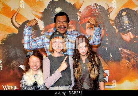 Jadea Mercedes Diaz (L-R), Jonas Haemmerle, Valeria Eisenbart und Guenther Kaufmann kommen für die Premiere ihres Films "Wickie Auf grosser Fahrt" ("Wickie auf Tour") in München, Deutschland, 25. September 2011. Der Nachfolger des "Wicki und die starken Männer" wird am 29. September 2011 ausgestrahlt. Foto: URSULA Düren Stockfoto