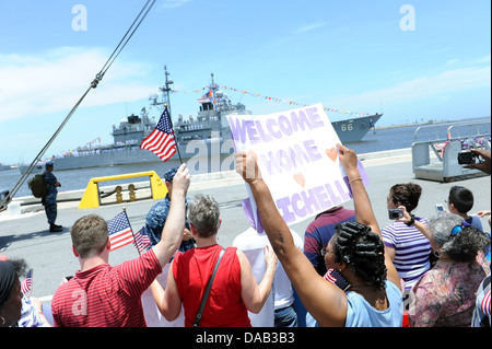 Familienmitglieder und Freunde der geführte Flugkörper Kreuzer USS Stadt Hue (CG 66) versammeln sich Segler auf der Pier am Naval Station Maypo Stockfoto