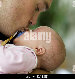 (Dpa Datei) - eine Archiv Bild, datiert 17. Juli 2008, zeigt einen Vater seine drei Monate altes Baby Mädchen in Frankfurt Oder, Deutschland knutschen. Immer mehr Väter beantragen Eltern Geld während der Elternzeit. Einer von vier Väter, um 24,4 Prozent, deren Kinder im ersten Quartal 2010 geboren wurden beantragt hat Eltern Geld. Das Familienministerium erklärte tha Stockfoto