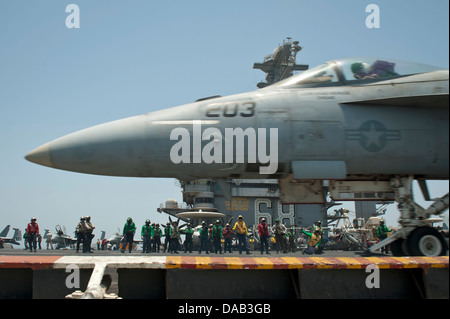 Eine F/A-18E Super Hornet zugeordnet, die Argonauten des Strike Fighter Squadron (VFA) 147 startet aus dem Flugzeugträger USS N Stockfoto