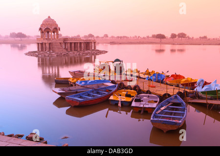 See Gadi Sagar, See, morgens, Sonnenaufgang, mystische, geheimnisvolle, Boote, Fußgängerbrücke, Ruhe, Reflexion, Ufer, Pavillon, idyllisch, ich Stockfoto