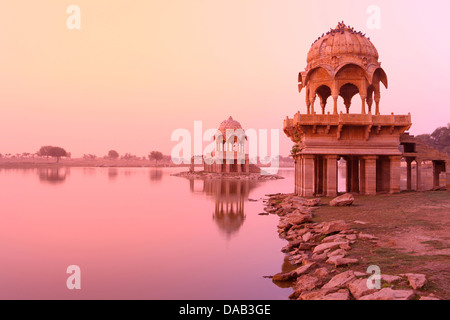 See Gadi Sagar, morgens, Sonnenaufgang, mystische, geheimnisvolle, ruhig, Reflexion, See, Ufer, Pavillon, idyllische, Idylle, Tourist, JEISA Stockfoto