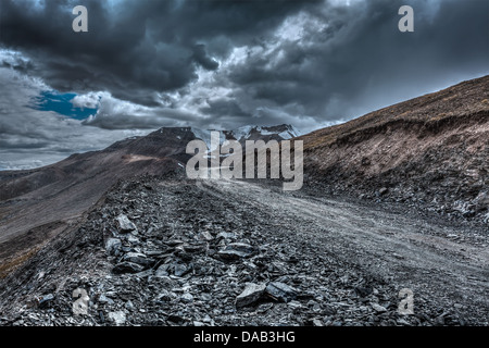 Straße im Himalaya in der Nähe von Tanglang la Pass - Himalaya Berg passieren auf dem Manali-Leh-Highway bei stürmischem Wetter. Ladakh, Indien Stockfoto