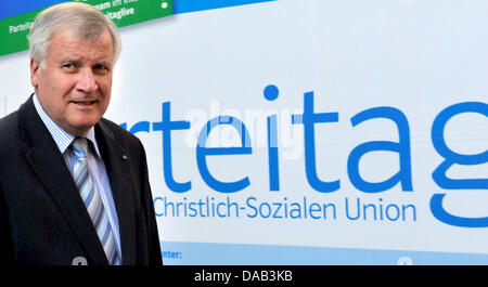 Der Bayerische Ministerpräsident und Vorsitzender der christlich-sozialen Union (CSU) Horst Seehofer kommt zum Eidgenössischen Boerd treffen in München, 26. September 2011. CSU-Chef Horst Seehofer sieht keine Gefahr für die Berliner Koalition in der Euro-Schuldenkrise und die Rettung des Euro. Foto: Frank Leonhardt Stockfoto