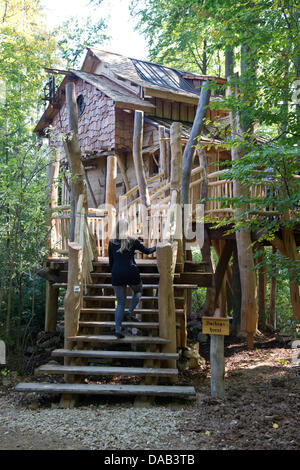 Ein Besucher betritt ein Baumhaus in Cleebronn, Deutschland, 26. September 2011. Der Erlebnispark "Tripsdrill" soll fünf Baumhäuser rustikale Gastgeber in der Nähe von seinen Wildpark bieten. Die Baumhäuser bieten Platz für bis zu sechs Personen mit den gewohnten Komfort der Hotelzimmer. Foto: TOBIAS KLEINSCHMIDT Stockfoto