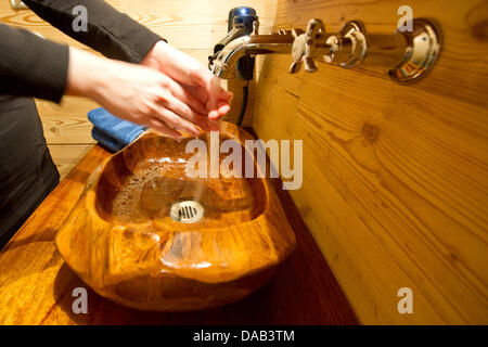 Die Wäsche-Bassin des Stammes gemacht wird in einem Baumhaus der Erlebnispark "Tripsdrill" in Cleebronn, Deutschland, 26. September 2011 gesehen. Der Erlebnispark "Tripsdrill" soll fünf Baumhäuser rustikale Gastgeber in der Nähe von seinen Wildpark bieten. Die Baumhäuser bieten Platz für bis zu sechs Personen mit den gewohnten Komfort der Hotelzimmer. Foto: TOBIAS KLEINSCHMIDT Stockfoto