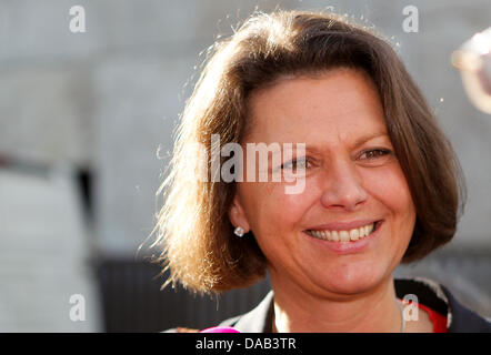 Deutsche Bundesministerin für Landwirtschaft Ilse Aigner spricht vor der Presse vor dem Eidgenössischen Boerd treffen in München, 26. September 2011. Foto: Michael Vogl Dpa/lby Stockfoto