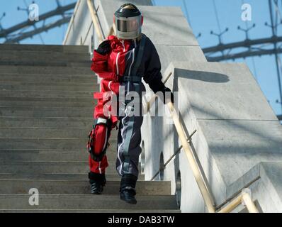 20 jährige Studentin Sophia Marstaller trägt einen speziellen Anzug beim gehen die Treppe hinunter in das Messegelände in Leipzig, Deutschland, 26. September 2011. Vor der Messe und Kongress für professionelle Pflege und häusliche Pflege "Pflege + Homecare Leipzig" vom 27. bis 29. September 2011 präsentiert das 'Moviliti-Care' Unternehmen einen Anzug, der hilft, Pflegepersonal, ein WiFi zu gewinnen Stockfoto