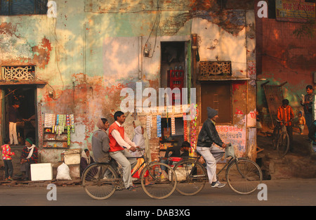 Straßenszene, Agra, Uttar Pradesh, Fassade, hell, Fahrrad, Fahrrad, Person, morgens, Indien, Asien, Stockfoto