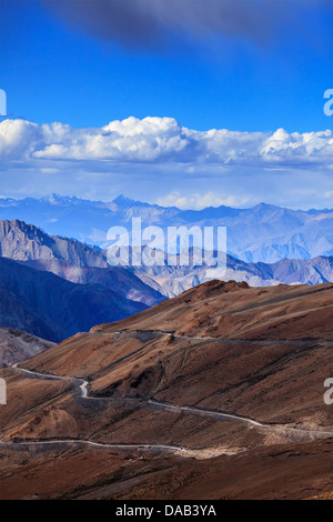 Straße im Himalaya in der Nähe von Tanglang la Pass - Himalaya Berg passieren auf dem Manali-Leh-Highway. Ladakh, Indien Stockfoto