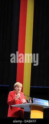 Bundeskanzlerin Angela Merkel spricht auf einer Regionalkonferenz die christlichen Demokraten Landesverbände Baden-Württemberg, Rheinland-Pfalz und Saarland in der Schwarzwaldhalle in Karlsruhe, Deutschland, 26. September 2011. Es ist eine von sechs Regionalkonferenzen erkundigen Sie die Atmosphäre in der Parteibasis vor dem CDU Parteitag in Leipzig im November Stockfoto