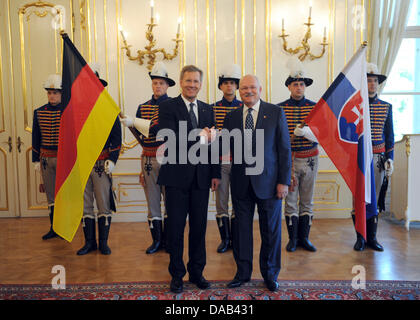 Deutsche Präsident Christian Wulff (L) und der slowakische Präsident Ivan Gasparovic posieren für ein Foto in den Präsidentenpalast in Bratislava, Slowakei, 27. September 2011. Wulff trifft während seines zweitägigen Besuchs Politiker und Unternehmer. Foto: RAINER JENSEN Stockfoto