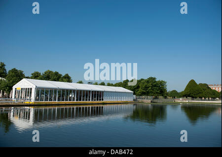 Hampton Court Palace, Surrey, UK. 8. Juli 2013.  Champagner und Fischrestaurant an der Seite der langen Wasser-Credit: Malcolm Park/Alamy Live News Stockfoto