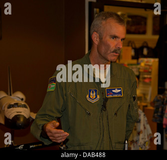 MESA, Arizona--US Air Force Oberstleutnant Luke Thompson, ein Pilot mit dem 302. Airlift Wing, US Air Force Reserve Command, spricht Stockfoto