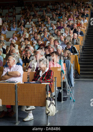 Eine Philosophie Vortrag zum Thema "warum wir altern?" von Prof. Dr. Georg Lohmann in eine Aula der Otto-von-Guericke-Universität Magdeburg, Deutschland, 27. September 2011 stattfindet. Der Vortrag war der Beginn des neuen Semesters für ältere Erwachsene "Studium im Alter von 50". Magdeburg bietet ältere Menschen eine Vielzahl von Themen seit mittlerweile 20 Jahren studieren. Foto: Jens Wol Stockfoto