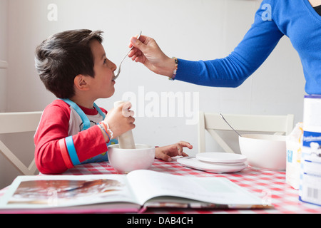 Mutter und Sohn kochen zusammen-Verkostung Stockfoto