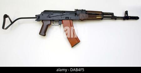 (Dpa-Datei) - ein Datei-Bild vom 20. April 2003 zeigt eine Assult Gewehr des Modells Kalaschnikow in Hamburg, Deutschland. Zum ersten Mal in der Geschichte hat die russische Armee nicht die Assult Waffe Kalaschnikow gekauft. Die Armee forderte eine modernere Waffe mit einer besser schießen Abstand und Hit-Rate eher nach Angaben der Moskauer Zeitung Izvestija am 27. September 2011. Foto: Karstes Stockfoto