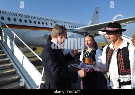 Bundespräsident Christian Wulff erhält Brot und Salz bei seiner Ankunft auf dem Flughafen in Poprad, Slowakei, 27. September 2011. Wulff will Politiker und Unternehmer während seines zweitägigen Besuchs zu treffen. Foto: RAINER JENSEN Stockfoto