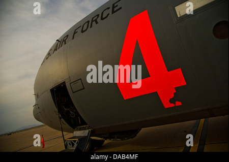 Eine militärische c-130, Rufzeichen MAFFS 4 von 146 Airlift Wing, California Air National Guard, und ausgestattet mit der modularen Ki Stockfoto