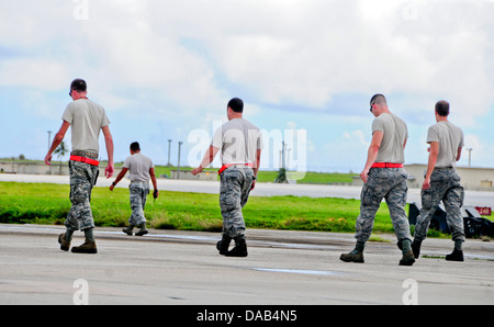 Flieger aus der 36. Expeditionary Aircraft Maintenance Squadron prüft, ob Fremdkörper Fremdkörper nach Durchführung von Wartung und Einführung einer b-52 Stratofortress 2. Juli 2013, auf der Andersen Air Force Base, Guam, Flightline. Mitglieder des 36. EAMXS ar Stockfoto