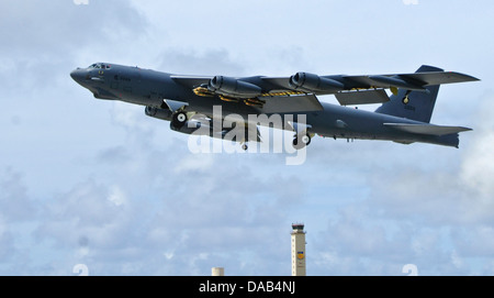 Eine b-52 Stratofortress aus der 23. Expeditionary Bomb Squadron, Minot Air Force Base, N.D., startet 2. Juli 2013, von der Andersen Air Force Base, Guam, Flightline. Stockfoto