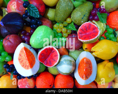 Dieses lebendige Seifenset mit von Früchten inspirierten Designs wie Melone, Pfirsich und anderen bunten Früchten verleiht Bade- und Körperprodukten eine verspielte Note. Diese Seifen sind bekannt für ihre kräftigen Farben und eine lustige und dekorative Ergänzung für jedes Badezimmer. Stockfoto
