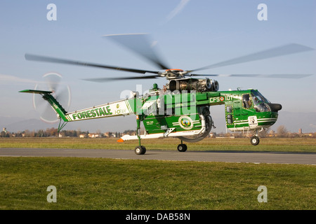 Europa, Italien, Toskana, Lucca, Tassignano Flughafen, Hubschrauber-Erickson Luft-Kran 64, Italienisch Forstministerium Stockfoto