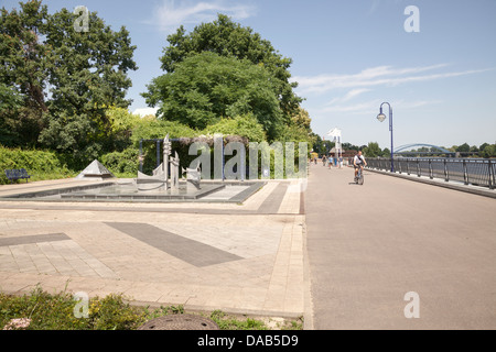 Elbufer Uferpromenade und Elbe, Magdeburg, Sachsen Anhalt, Deutschland Stockfoto