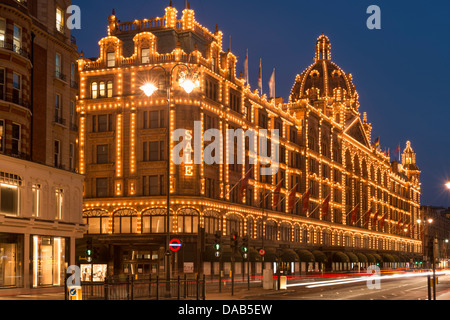 Knitsbridge, das Kaufhaus Harrods bei Nacht, South Kensington, London, England Stockfoto