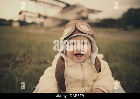 süße wenig baby träumt, pilot Stockfoto