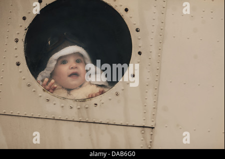 süße wenig baby träumt, pilot Stockfoto