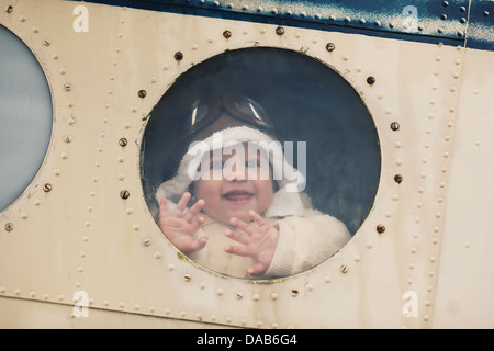 süße wenig baby träumt, pilot Stockfoto