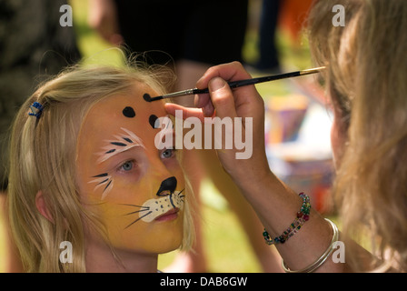 10 Jahre altes Mädchen in ihr Gesicht an einem Sommer Fete, East Meon, Hampshire, uk gemalt. Stockfoto