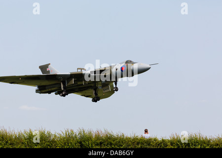 Avro Vulcan XH558 von der vulcantothesky.org geht über ein Zuschauer während der Landung auf RAF Waddington 2013 Stockfoto