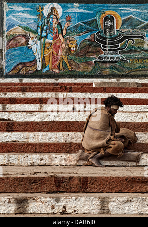 Mann sitzt auf den Ghats. Varanasi, Benares, Uttar Pradesh, Indien Stockfoto