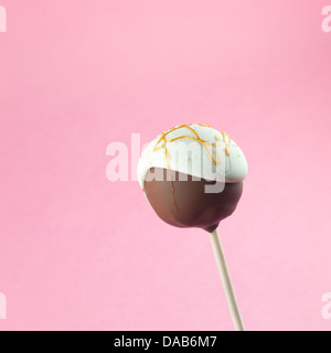 Schokolade Kuchen pop beträufelt mit gesalzen Karamell und Vereisung Stockfoto