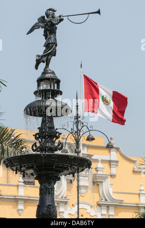 Städtische Palast von Lima und Brunnen mit Peru Nationalflagge in Plaza de Armas in Lima, Peru, Südamerika Stockfoto